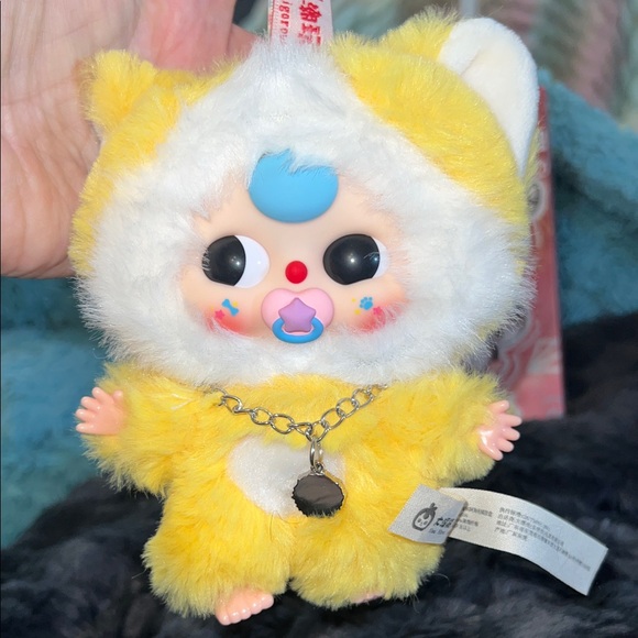 Cutest yellow kitty with binky plush pennant! - Picture 3 of 4